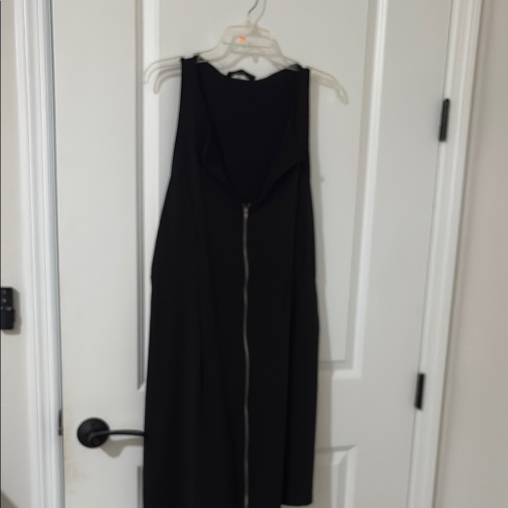 Chic Black Backless Dress with Zipper